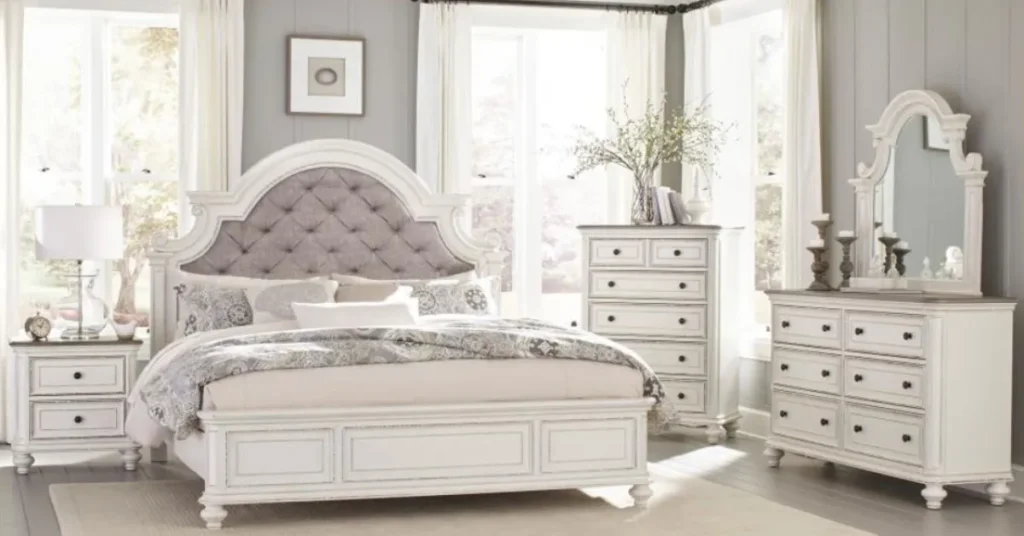 Realyn Bedroom Set